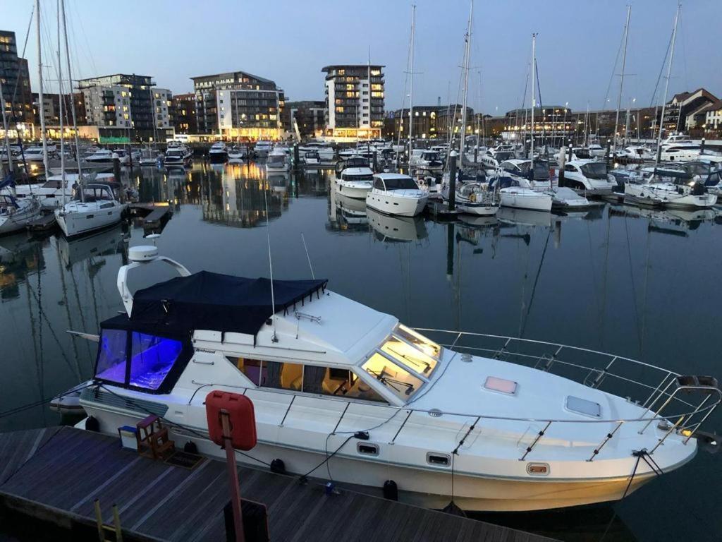 Luxury 40 Foot Yacht On 5 Star Ocean Village Marina Southampton - Minutes Away From City Centre And Cruise Terminals - Free Parking Included Exterior foto