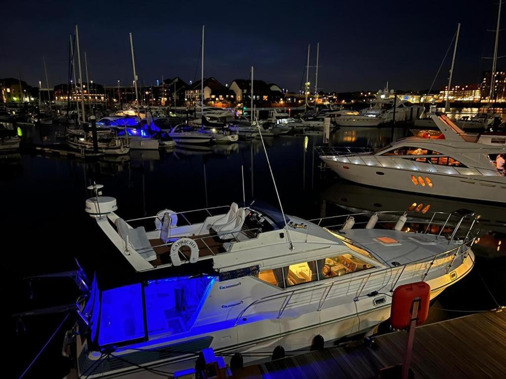 Luxury 40 Foot Yacht On 5 Star Ocean Village Marina Southampton - Minutes Away From City Centre And Cruise Terminals - Free Parking Included Exterior foto