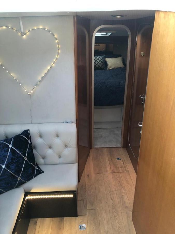 Luxury 40 Foot Yacht On 5 Star Ocean Village Marina Southampton - Minutes Away From City Centre And Cruise Terminals - Free Parking Included Exterior foto