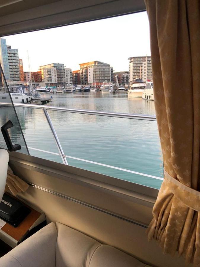 Luxury 40 Foot Yacht On 5 Star Ocean Village Marina Southampton - Minutes Away From City Centre And Cruise Terminals - Free Parking Included Exterior foto