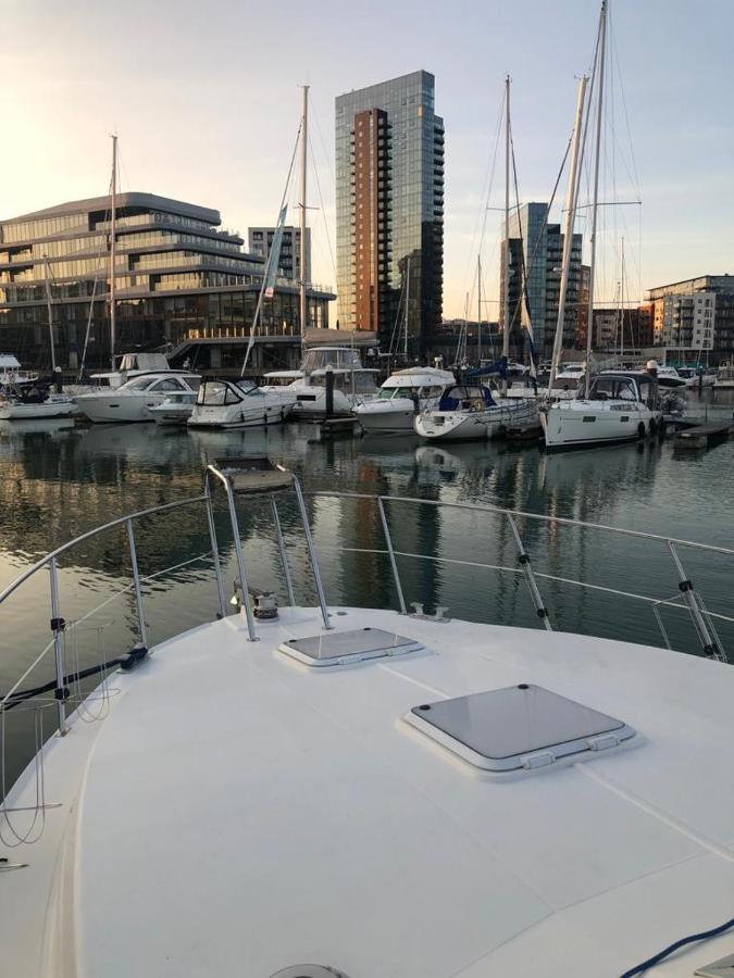 Luxury 40 Foot Yacht On 5 Star Ocean Village Marina Southampton - Minutes Away From City Centre And Cruise Terminals - Free Parking Included Exterior foto