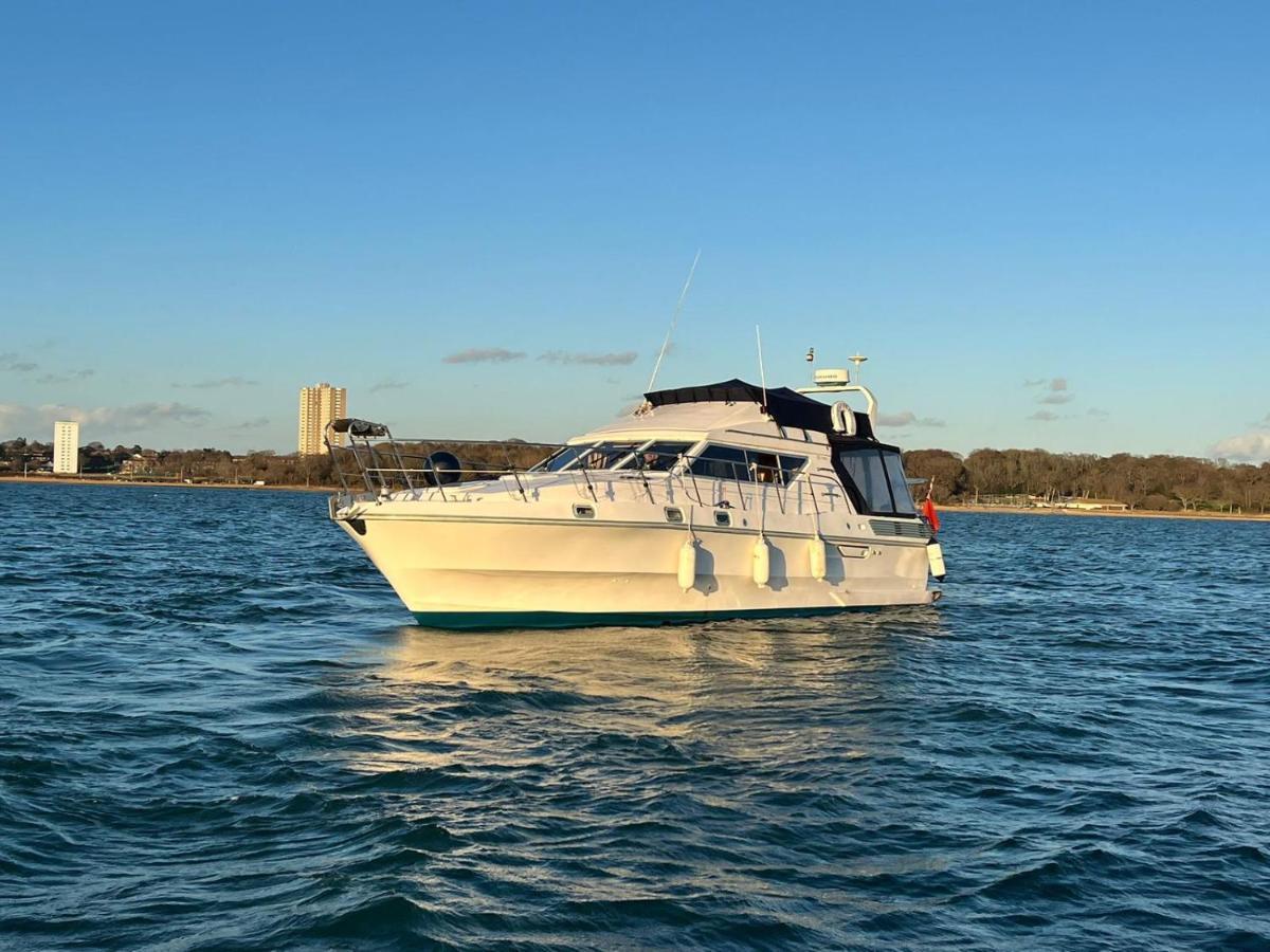 Luxury 40 Foot Yacht On 5 Star Ocean Village Marina Southampton - Minutes Away From City Centre And Cruise Terminals - Free Parking Included Exterior foto
