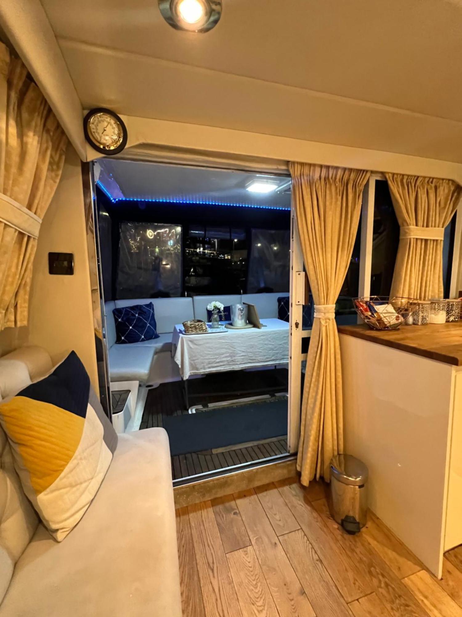Luxury 40 Foot Yacht On 5 Star Ocean Village Marina Southampton - Minutes Away From City Centre And Cruise Terminals - Free Parking Included Exterior foto