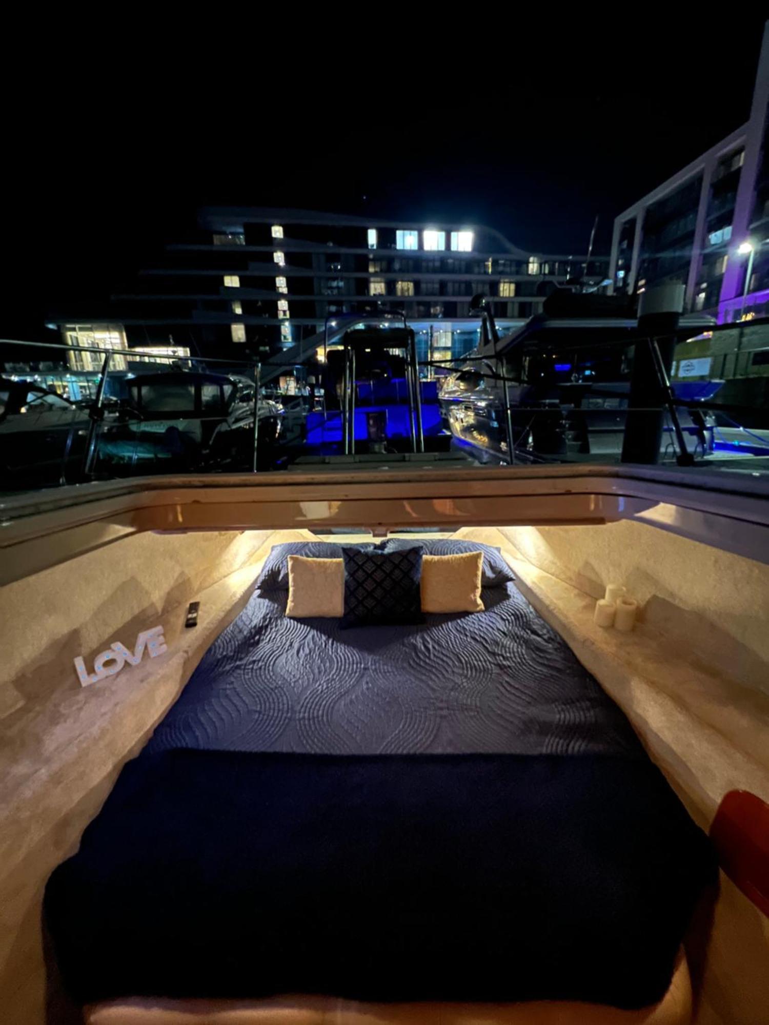 Luxury 40 Foot Yacht On 5 Star Ocean Village Marina Southampton - Minutes Away From City Centre And Cruise Terminals - Free Parking Included Exterior foto