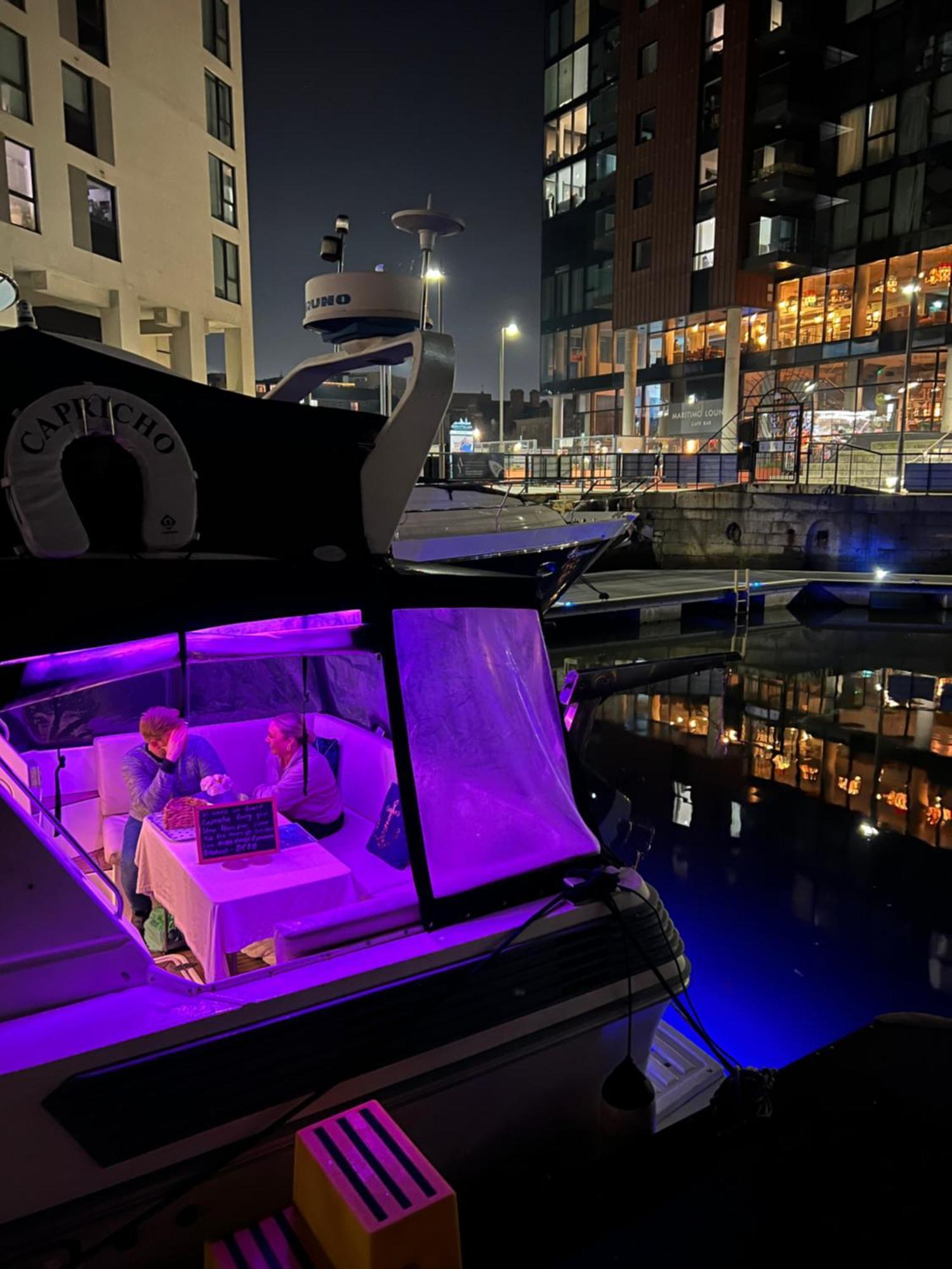 Luxury 40 Foot Yacht On 5 Star Ocean Village Marina Southampton - Minutes Away From City Centre And Cruise Terminals - Free Parking Included Exterior foto