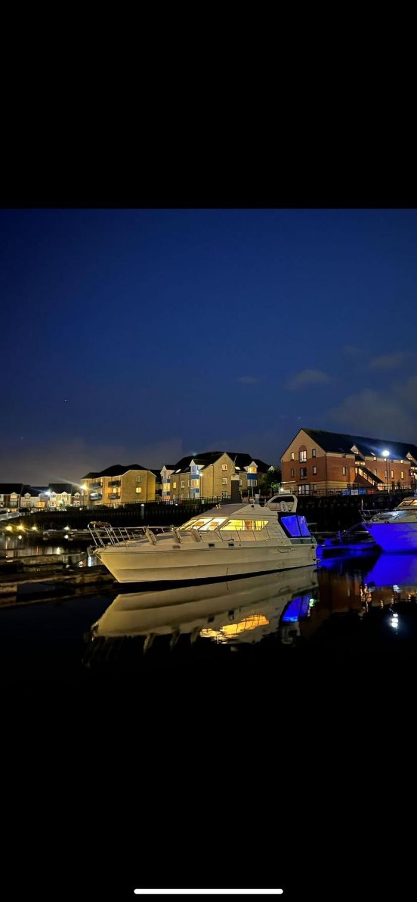 Luxury 40 Foot Yacht On 5 Star Ocean Village Marina Southampton - Minutes Away From City Centre And Cruise Terminals - Free Parking Included Exterior foto