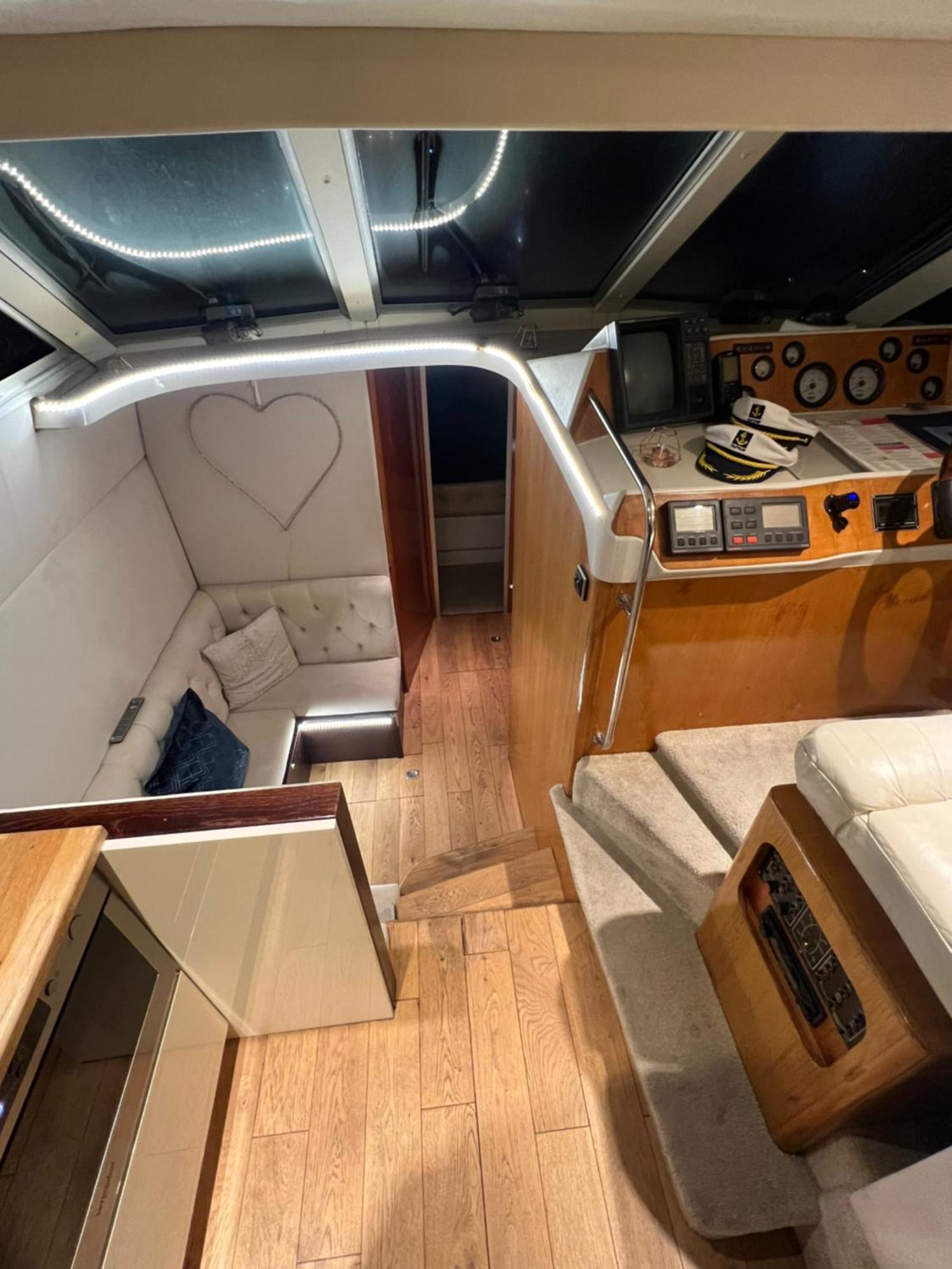 Luxury 40 Foot Yacht On 5 Star Ocean Village Marina Southampton - Minutes Away From City Centre And Cruise Terminals - Free Parking Included Exterior foto