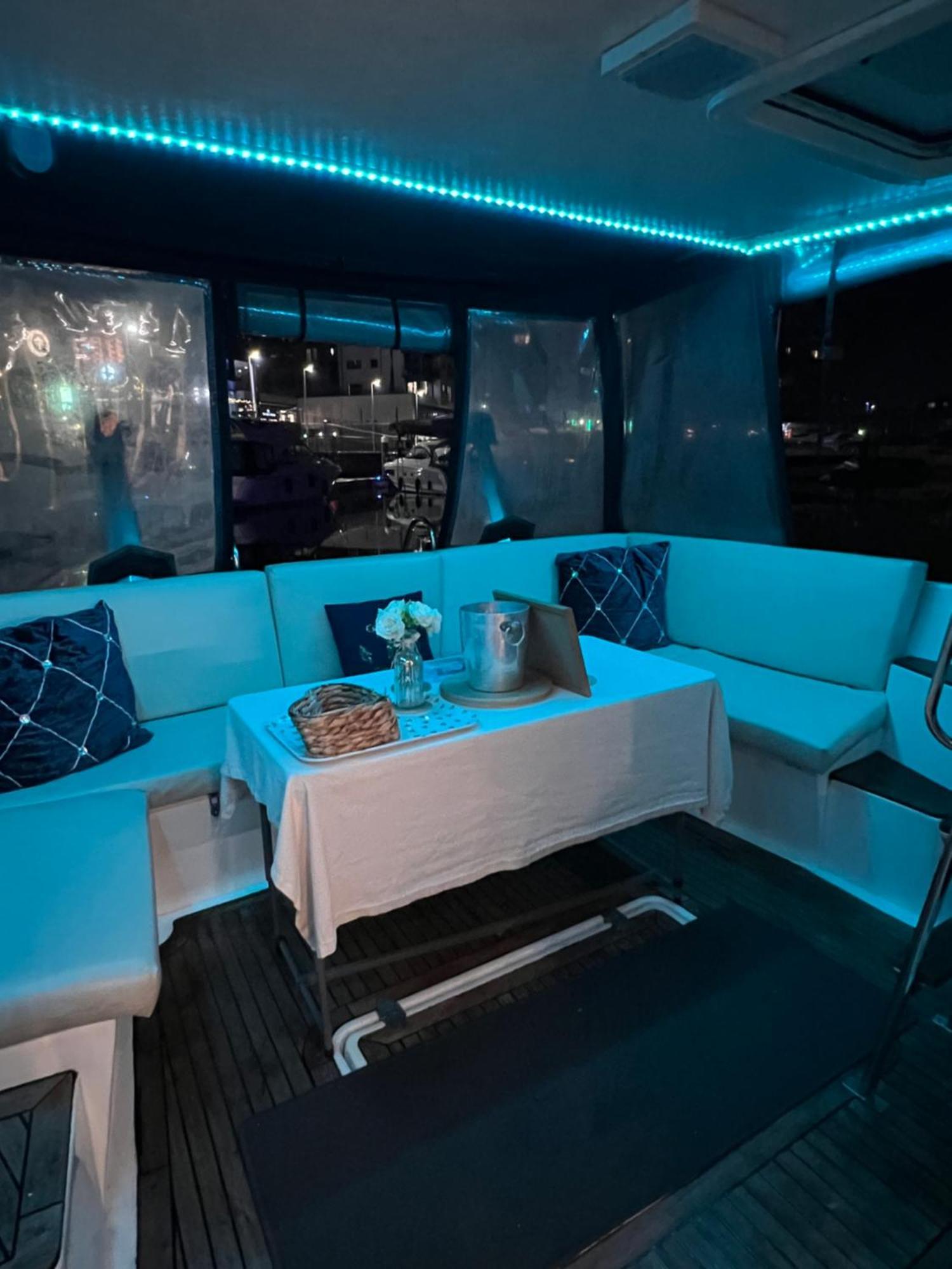 Luxury 40 Foot Yacht On 5 Star Ocean Village Marina Southampton - Minutes Away From City Centre And Cruise Terminals - Free Parking Included Exterior foto