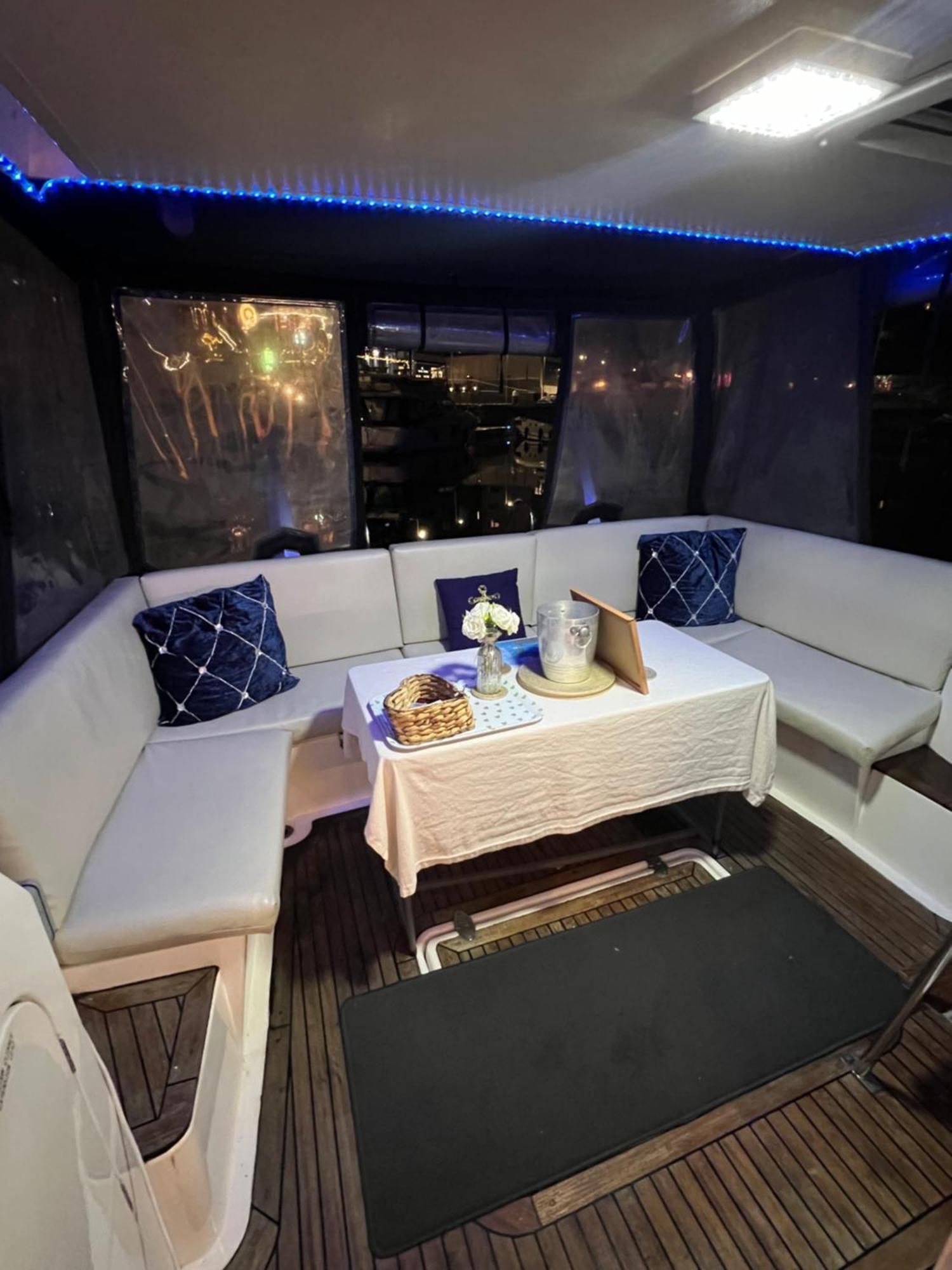 Luxury 40 Foot Yacht On 5 Star Ocean Village Marina Southampton - Minutes Away From City Centre And Cruise Terminals - Free Parking Included Exterior foto
