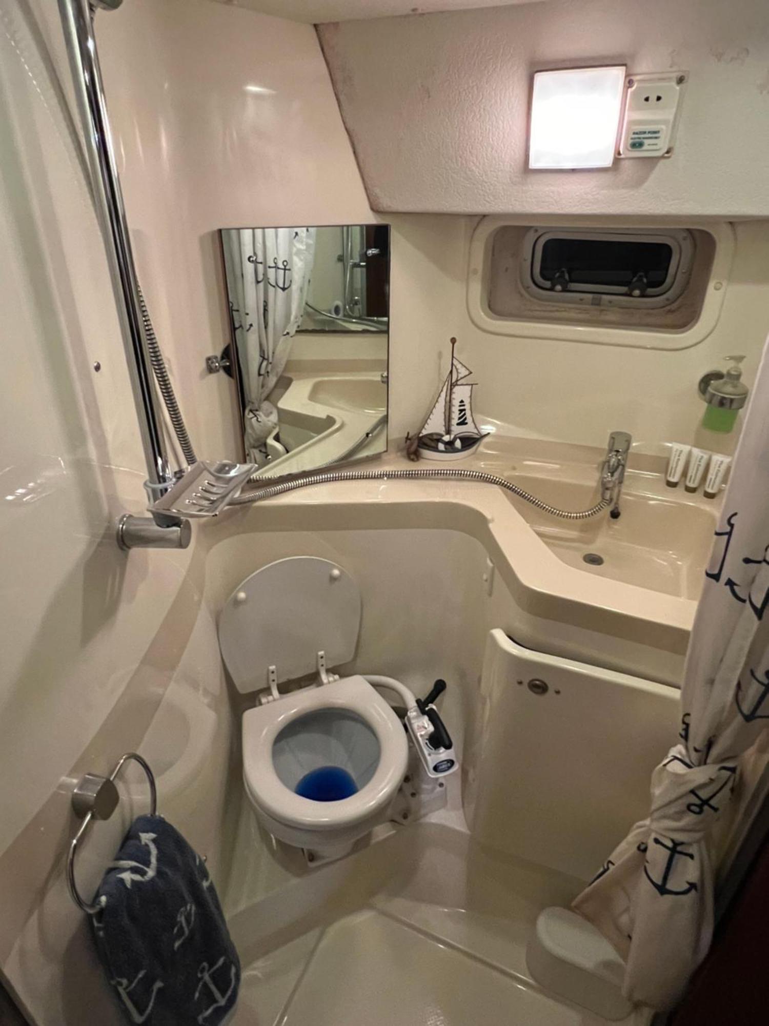 Luxury 40 Foot Yacht On 5 Star Ocean Village Marina Southampton - Minutes Away From City Centre And Cruise Terminals - Free Parking Included Exterior foto