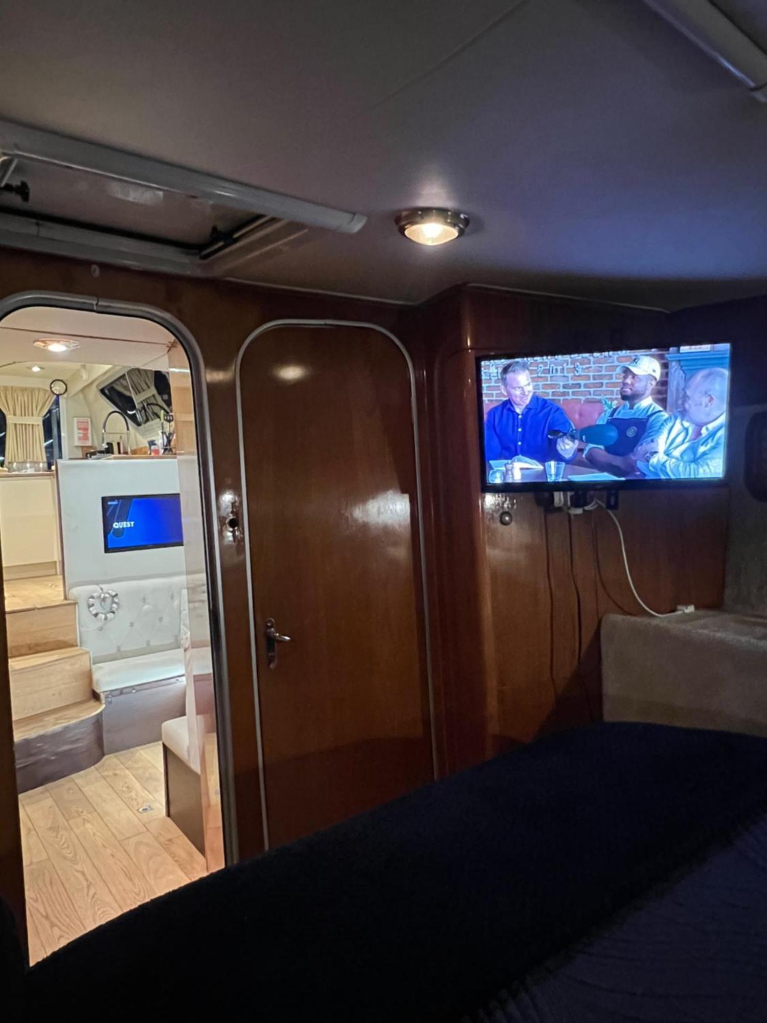 Luxury 40 Foot Yacht On 5 Star Ocean Village Marina Southampton - Minutes Away From City Centre And Cruise Terminals - Free Parking Included Exterior foto