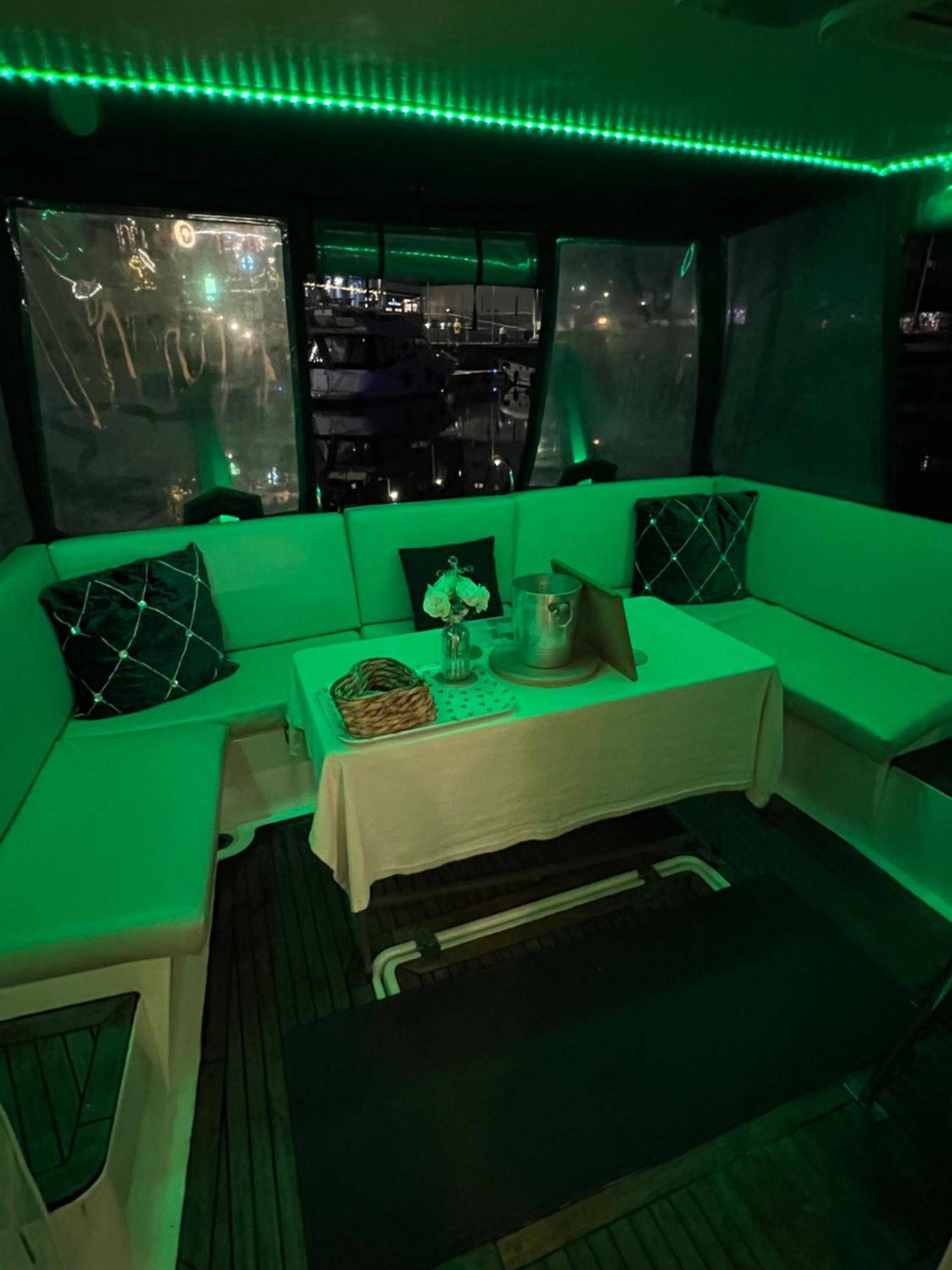 Luxury 40 Foot Yacht On 5 Star Ocean Village Marina Southampton - Minutes Away From City Centre And Cruise Terminals - Free Parking Included Exterior foto