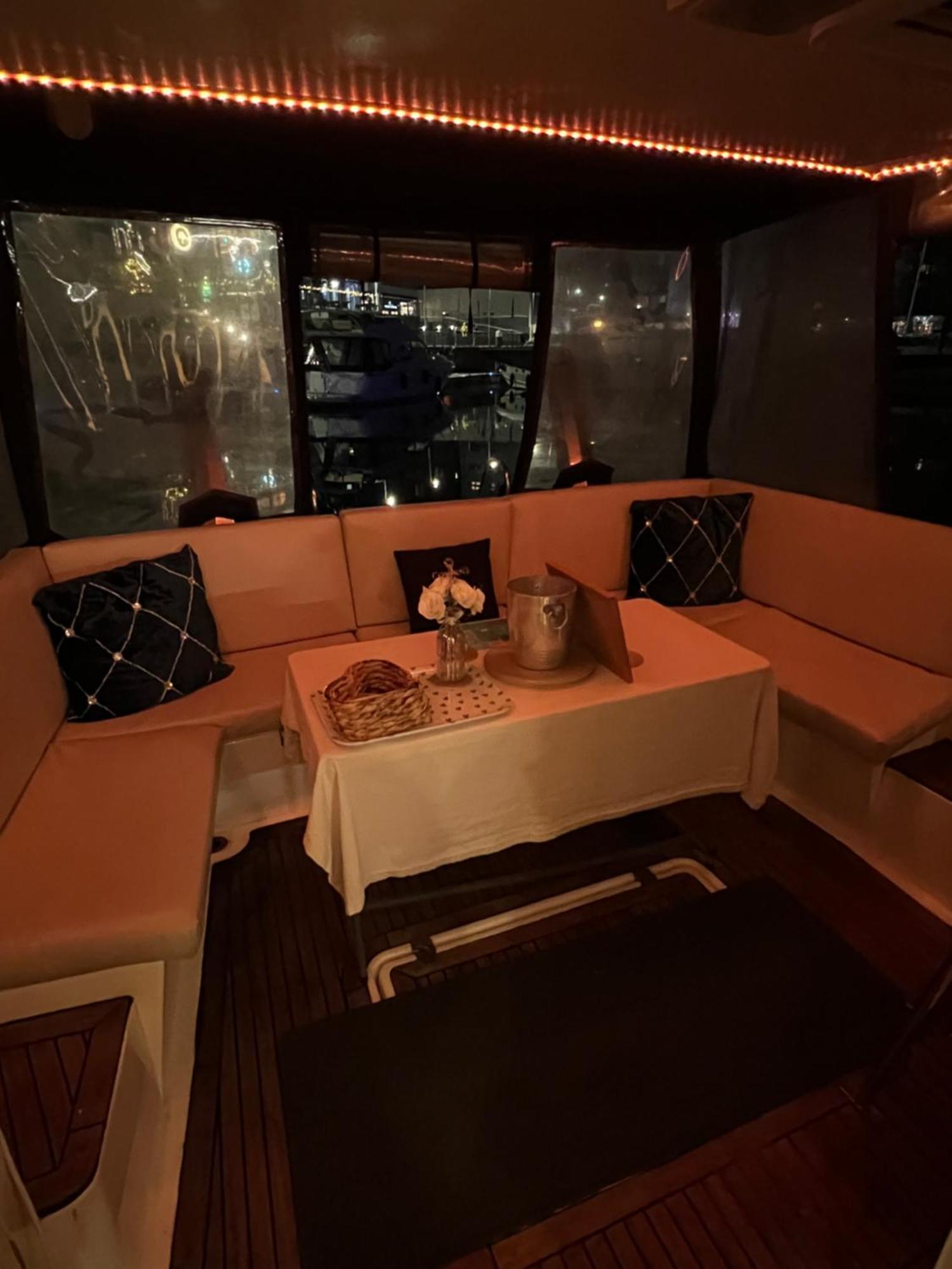 Luxury 40 Foot Yacht On 5 Star Ocean Village Marina Southampton - Minutes Away From City Centre And Cruise Terminals - Free Parking Included Exterior foto