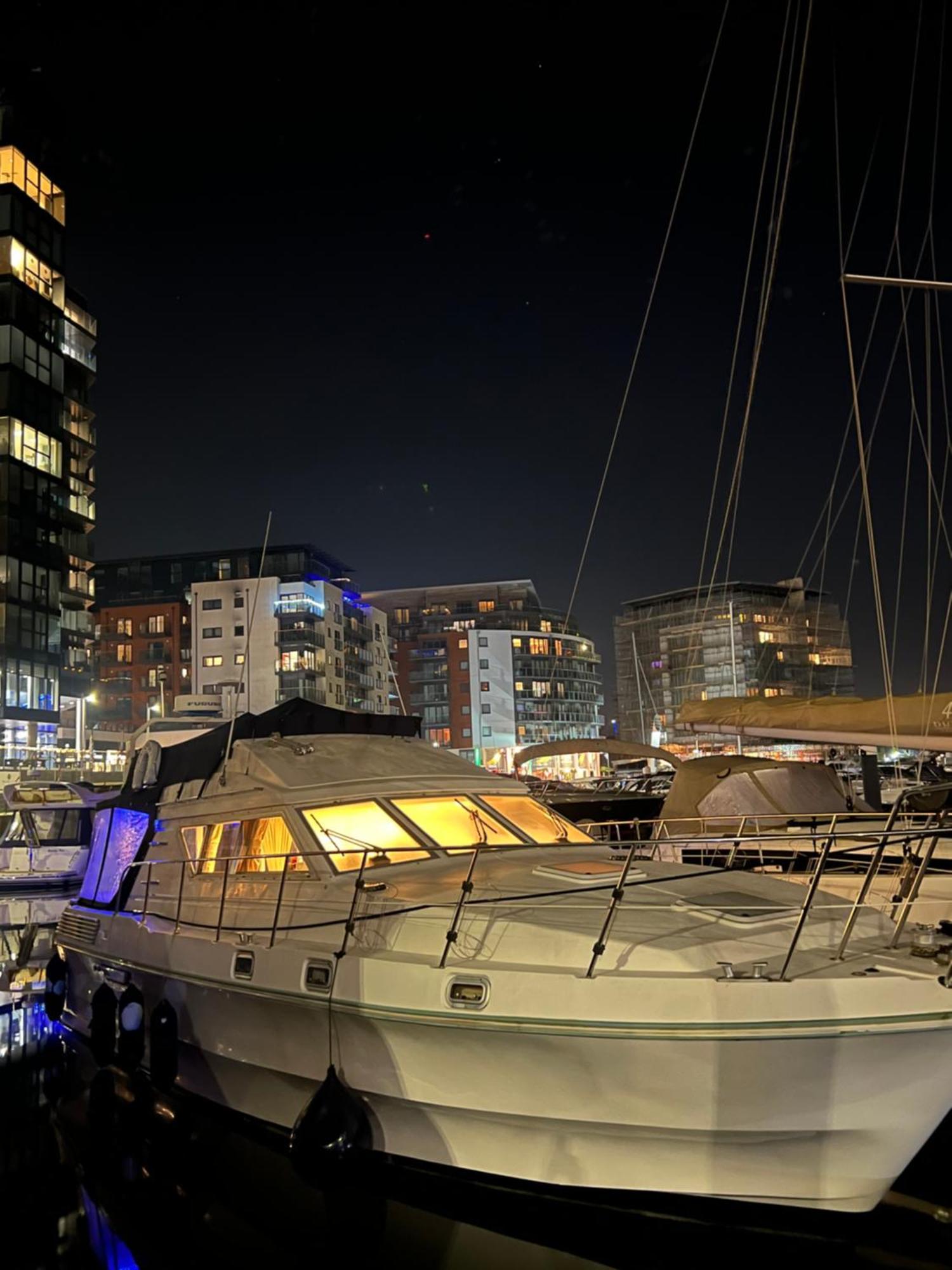 Luxury 40 Foot Yacht On 5 Star Ocean Village Marina Southampton - Minutes Away From City Centre And Cruise Terminals - Free Parking Included Exterior foto